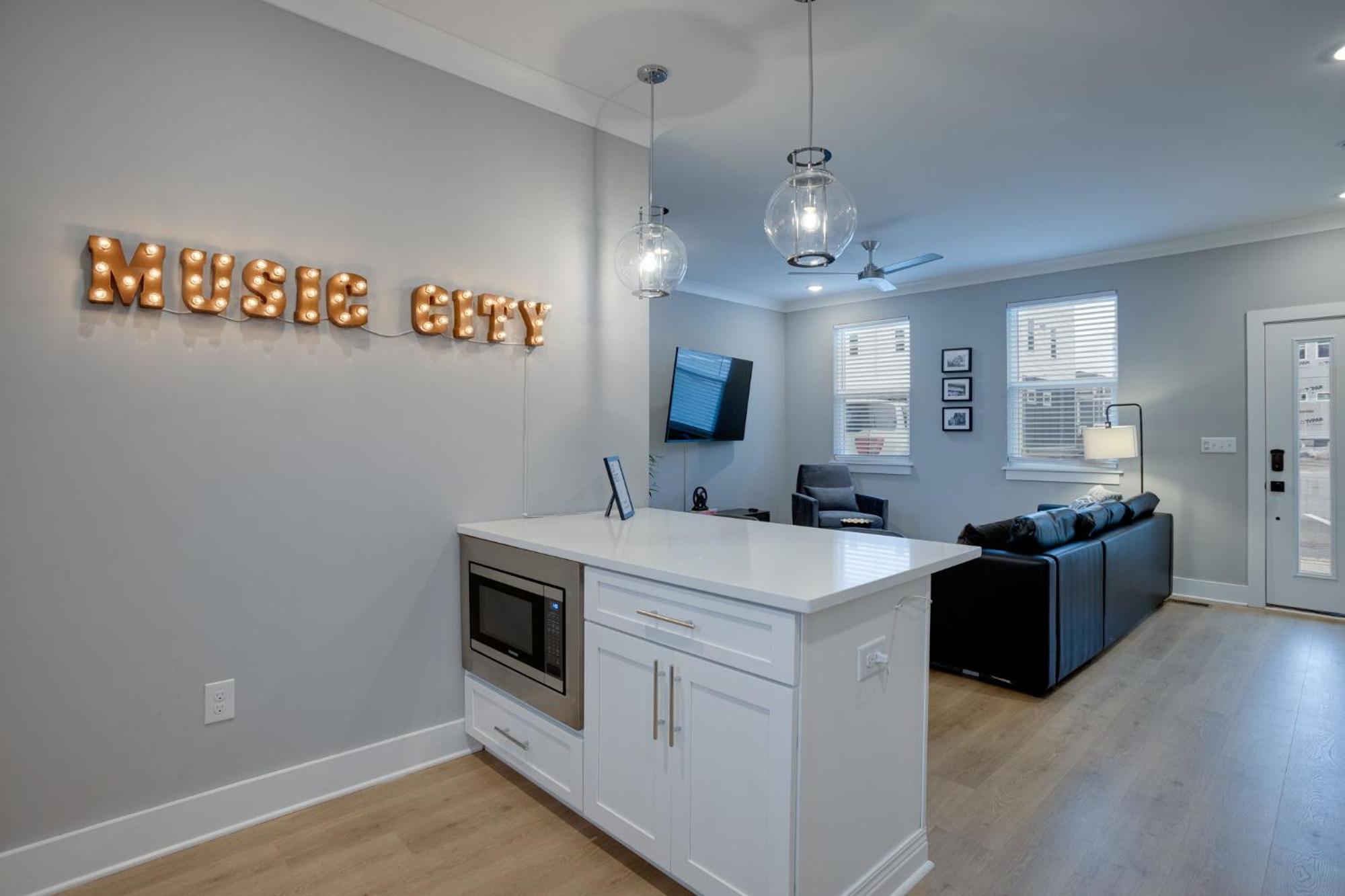 Modern Townhome, 10Min To Downtown! 8Min To Grand Ole Opry! Sleeps 8! 내슈빌 외부 사진