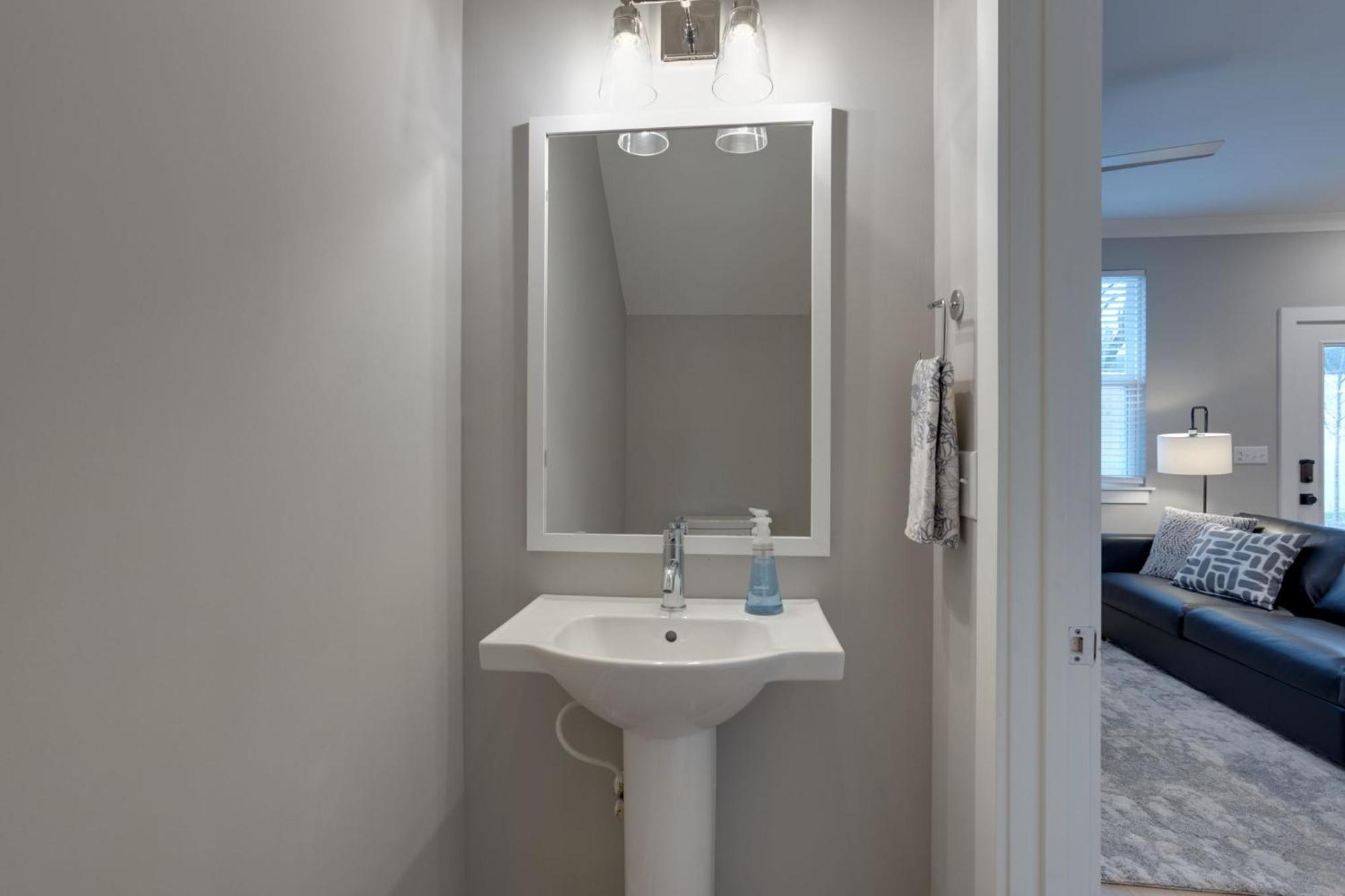 Modern Townhome, 10Min To Downtown! 8Min To Grand Ole Opry! Sleeps 8! 내슈빌 외부 사진